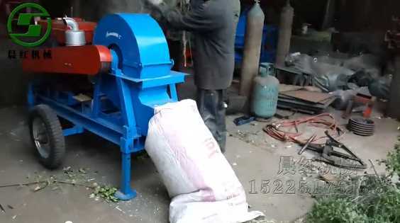 晨紅牌移動樹枝粉碎機客戶現(xiàn)場試機